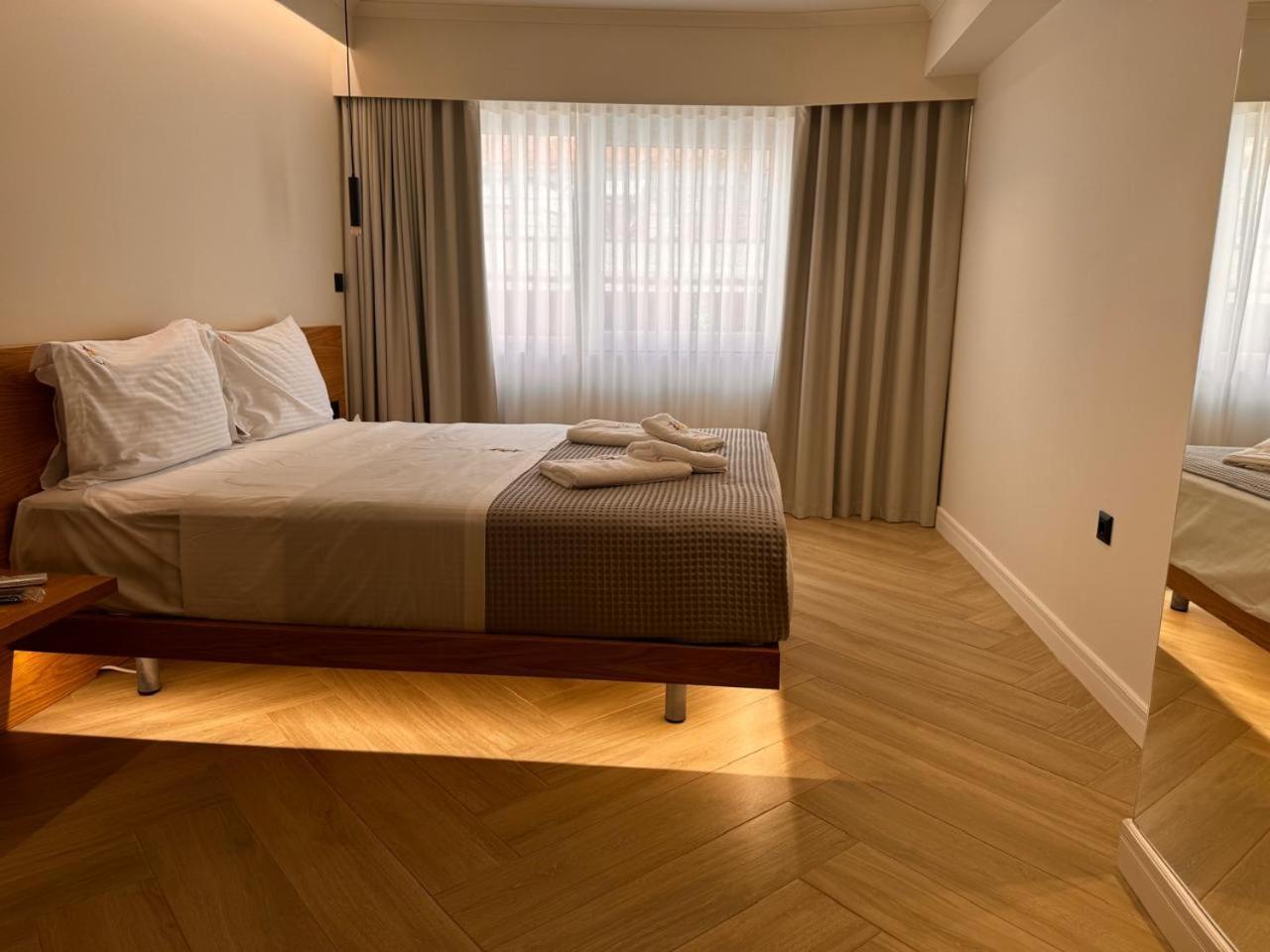 Triple A - Near Ermou Shopping Street - Family Hospitality - Free Parking! Aparthotel Athens Ngoại thất bức ảnh
