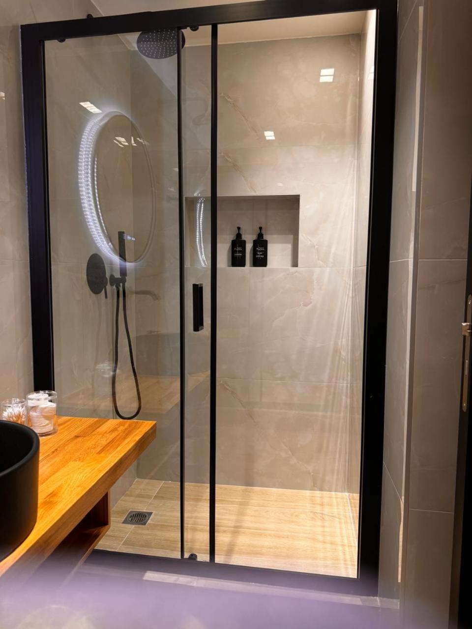 Triple A - Near Ermou Shopping Street - Family Hospitality - Free Parking! Aparthotel Athens Ngoại thất bức ảnh