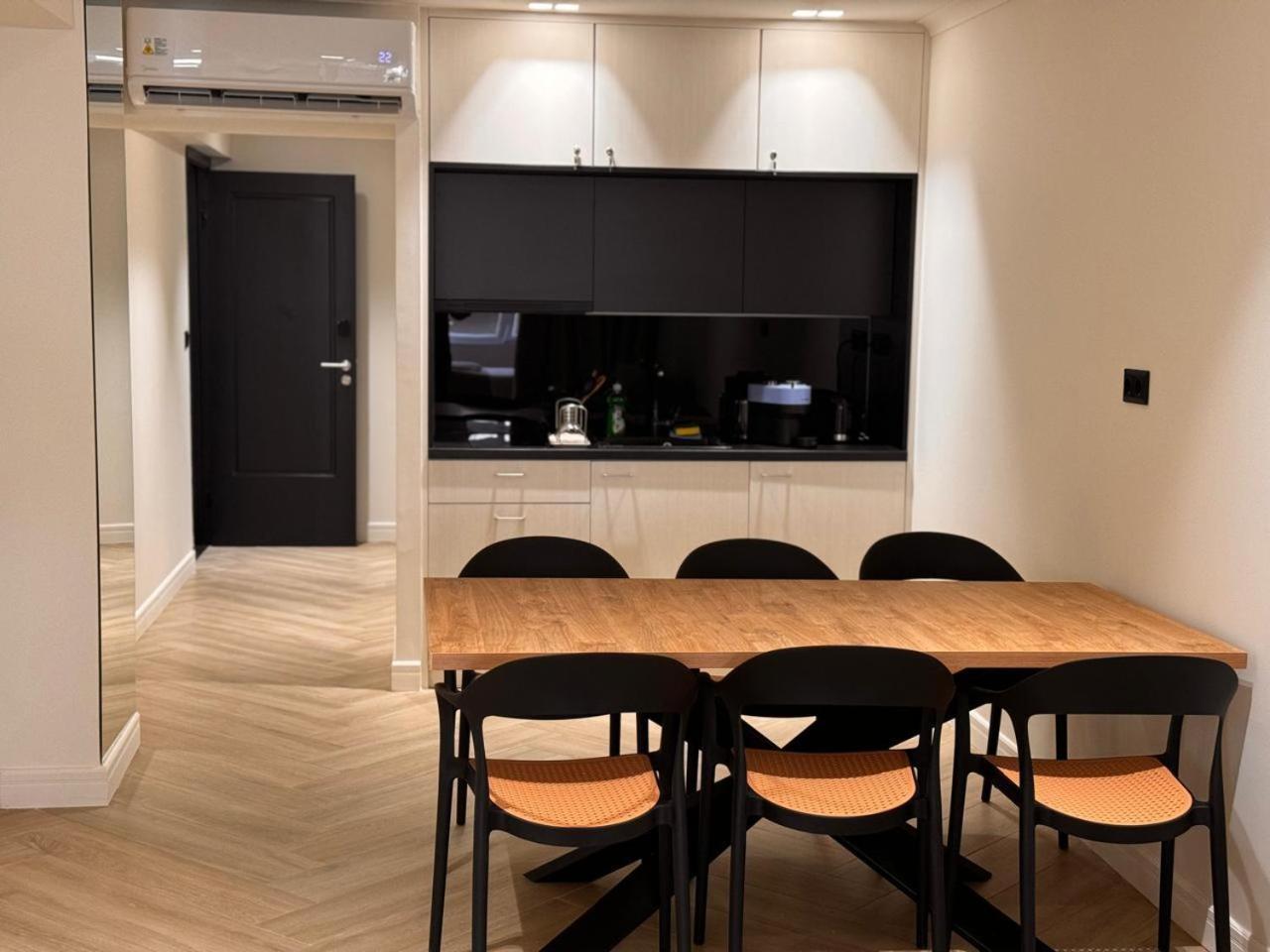 Triple A - Near Ermou Shopping Street - Family Hospitality - Free Parking! Aparthotel Athens Ngoại thất bức ảnh