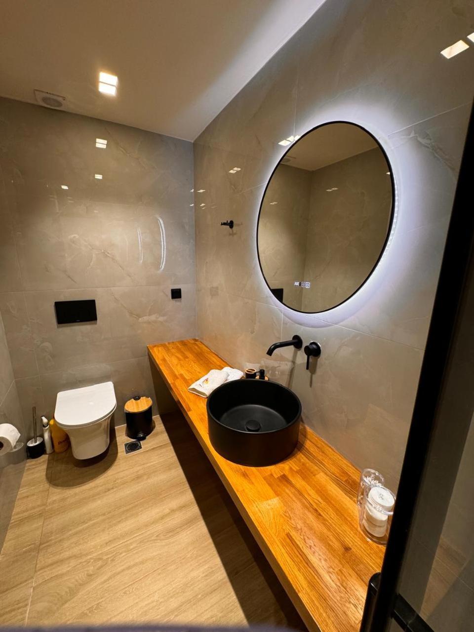 Triple A - Near Ermou Shopping Street - Family Hospitality - Free Parking! Aparthotel Athens Ngoại thất bức ảnh