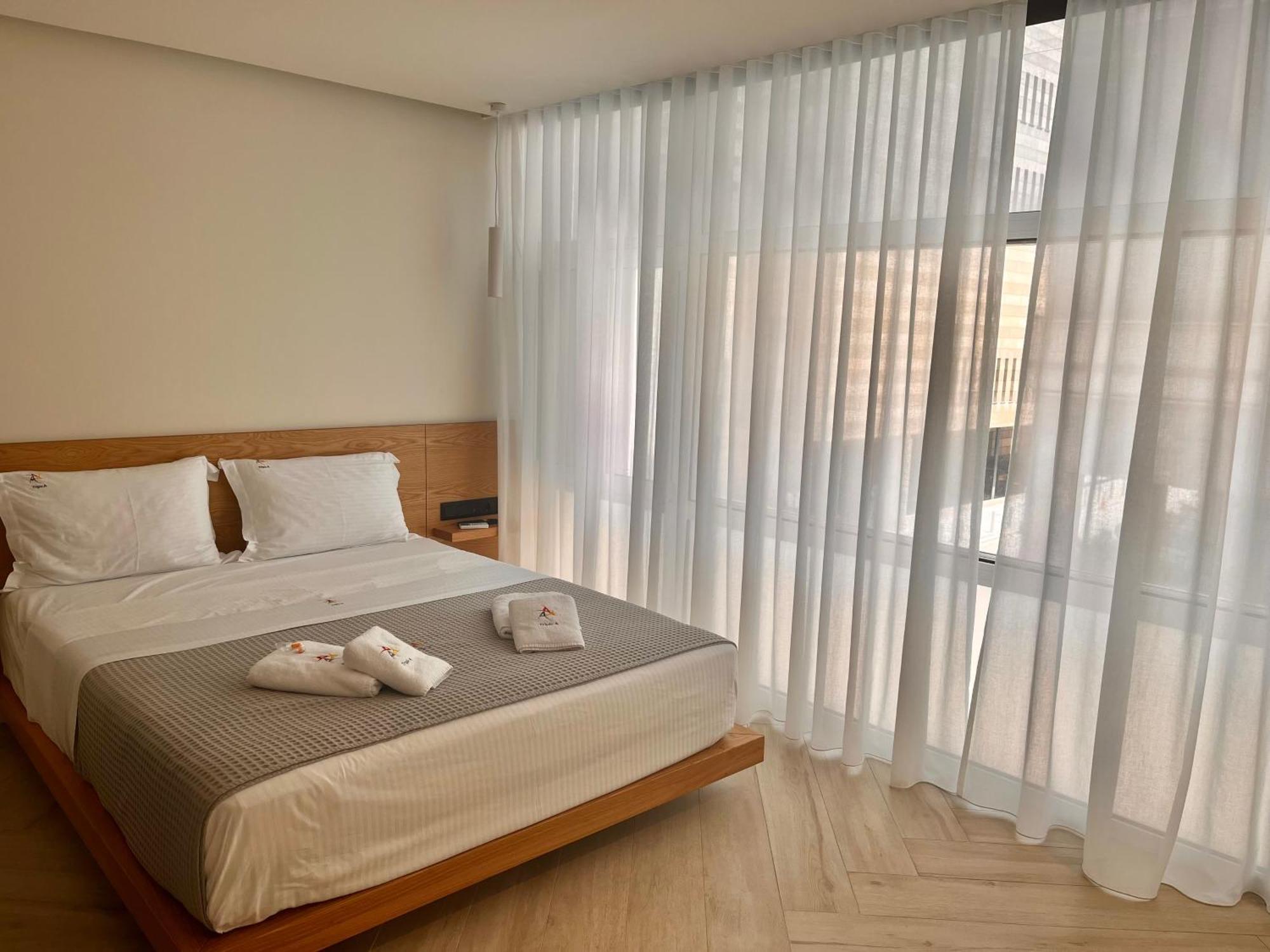 Triple A - Near Ermou Shopping Street - Family Hospitality - Free Parking! Aparthotel Athens Ngoại thất bức ảnh