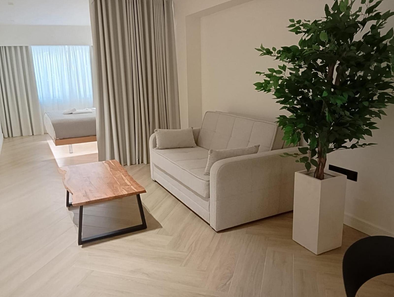 Triple A - Near Ermou Shopping Street - Family Hospitality - Free Parking! Aparthotel Athens Ngoại thất bức ảnh